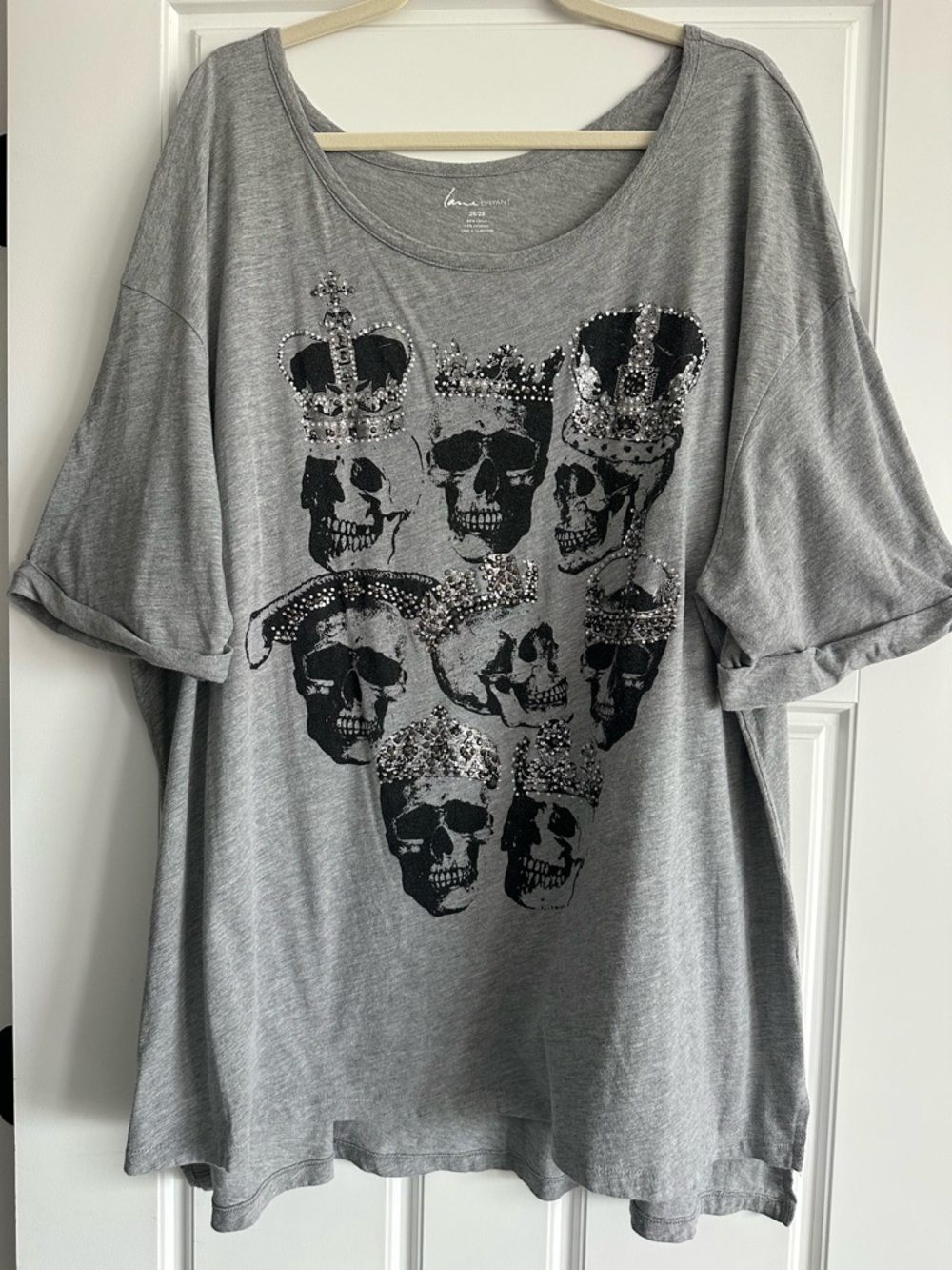 Plus size 26/28W Lane Bryant skull embellished tee.
